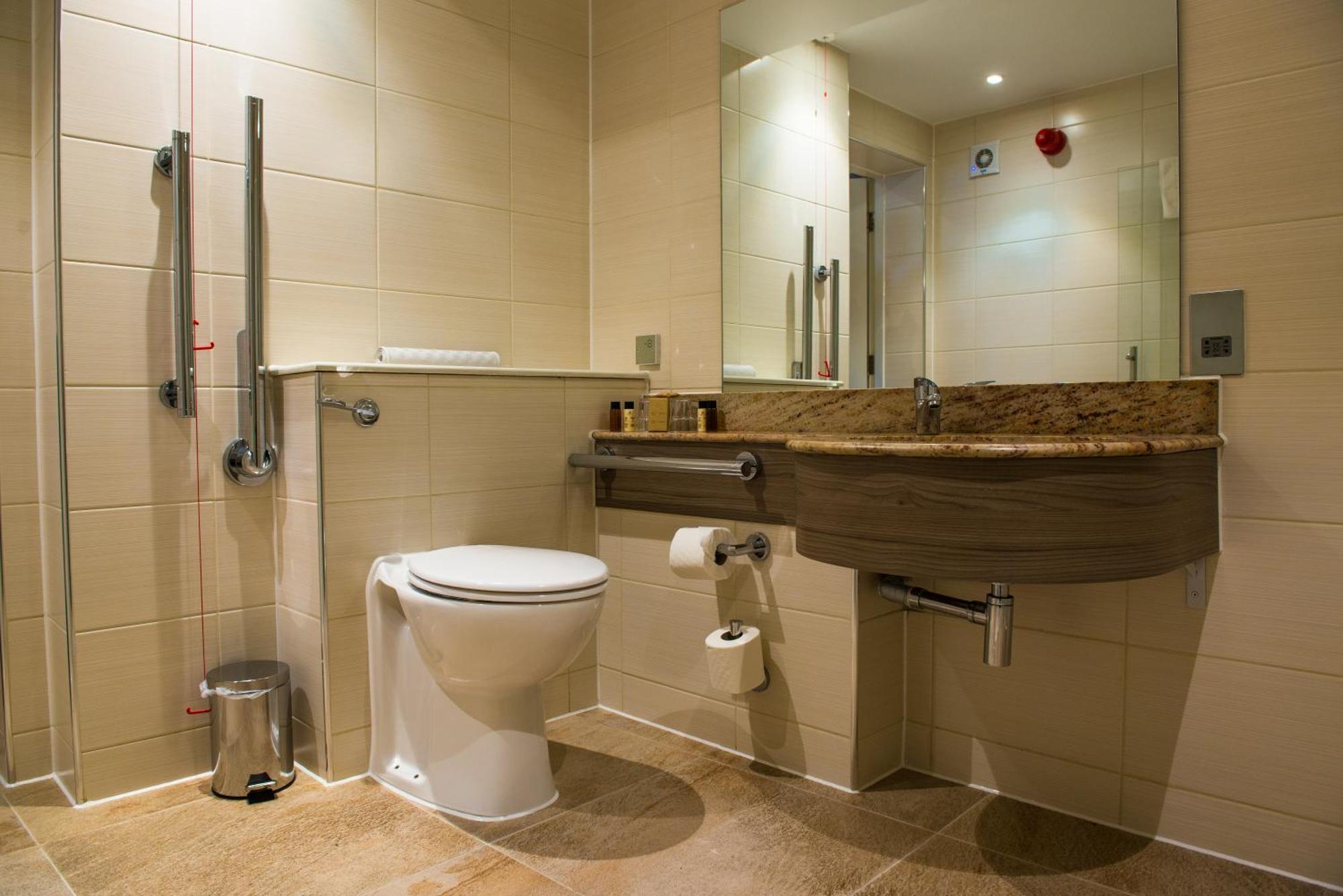 Judge'S Lodging York Zewnętrze zdjęcie A disabled toilet with a disabled shower
